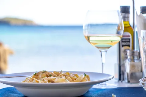 Pasta fresca del día con copa de vino blanco